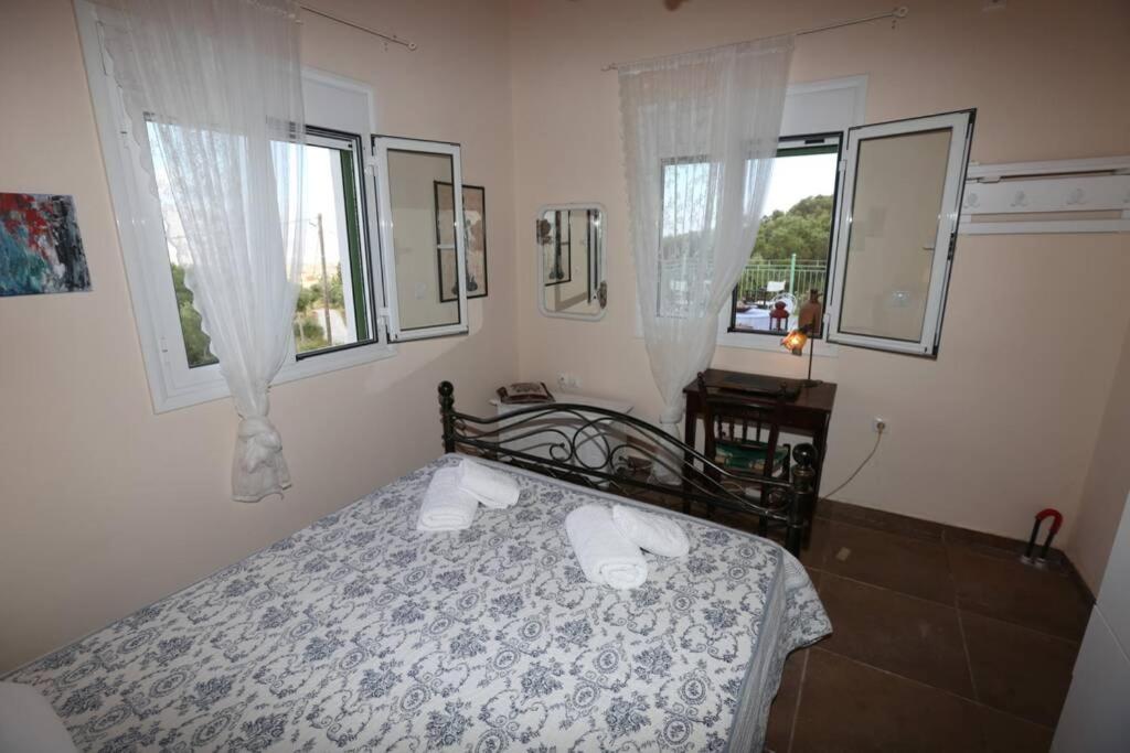 Postel nebo postele na pokoji v ubytování Kalamakia House-stylish cottage near Petani beach