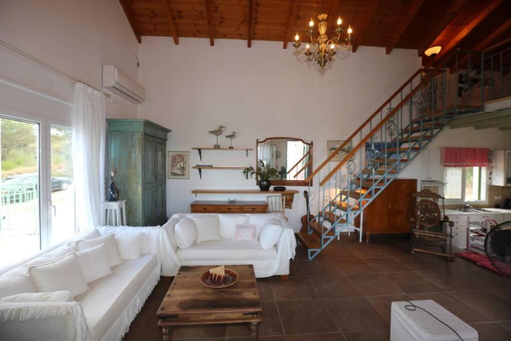 Posezení v ubytování Kalamakia House-stylish cottage near Petani beach