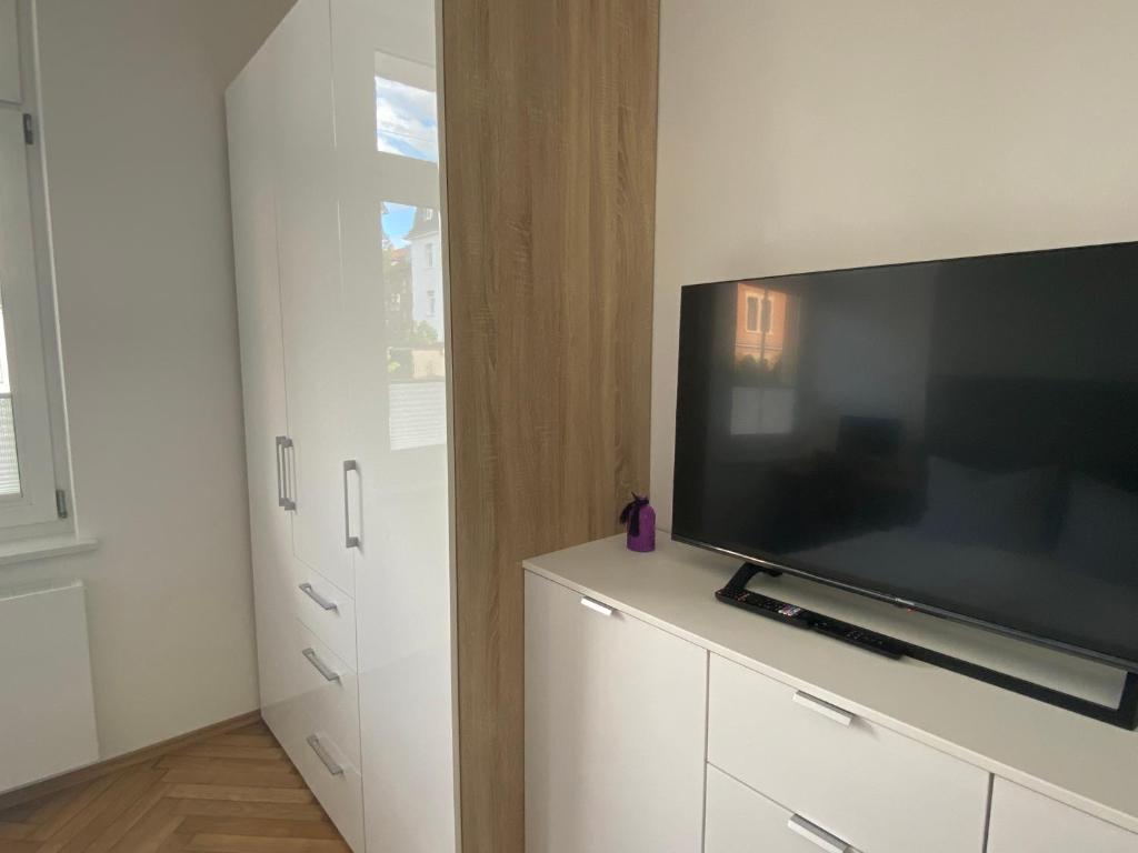 TV a/nebo společenská místnost v ubytování attraktives 2-Zimmer-Apartment im Stadtzentrum