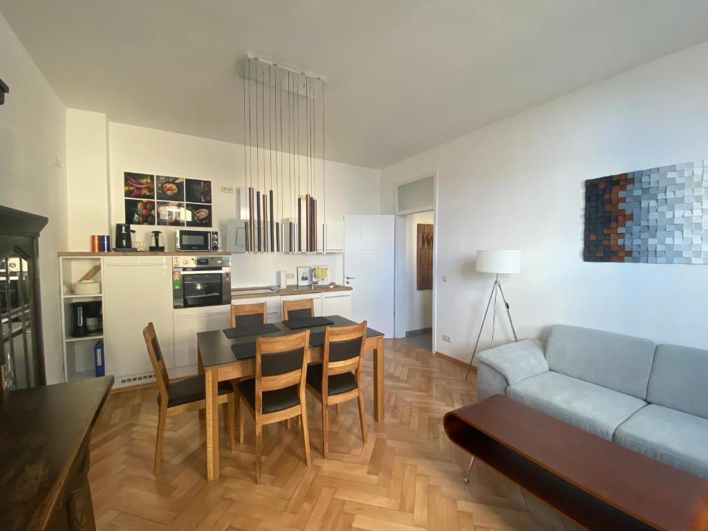 een woonkamer met een bank en een tafel en stoelen bij attraktives 2-Zimmer-Apartment im Stadtzentrum in Rudolstadt