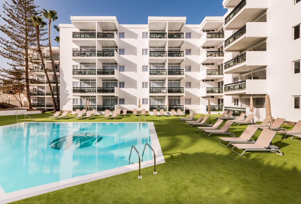uma imagem de um edifício de apartamentos com piscina em Roca Verde - Playa del Inglés em Playa del Inglés