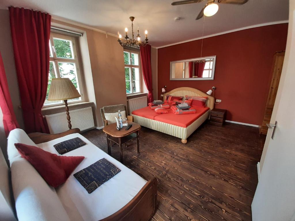 ein Schlafzimmer mit einem Bett und einem Sofa in einem Zimmer in der Unterkunft Pension Havana Club in Weimar