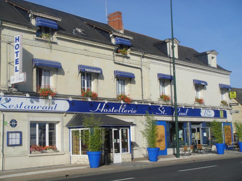 un edificio con una señal azul en el lateral de una calle en Logis Hôtel Saint Paul, en Vivy