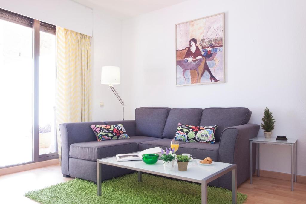 バレンシアにあるSingular Apartments Jorge Juanのリビングルーム(ソファ、テーブル付)