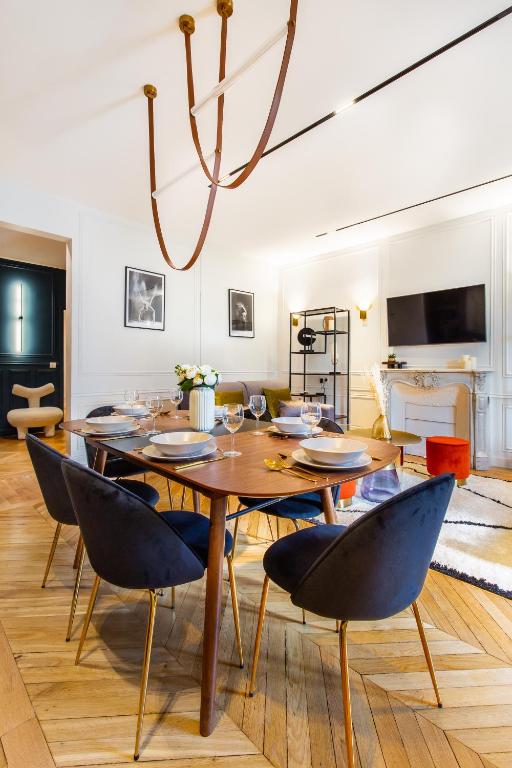 a dining room with a wooden table and chairs at CMG BASTILLE &#47; GARE DE LYON 2 in Paris