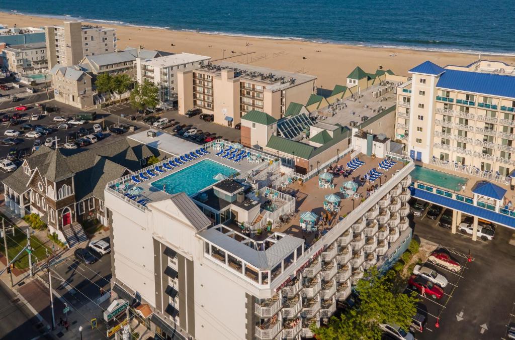 eine Luftansicht auf eine Stadt mit Strand und Gebäuden in der Unterkunft Hotel Monte Carlo Ocean City in Ocean City