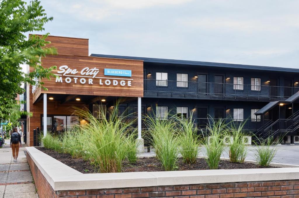 a building with a sign for a motor lodge at Bluebird Spa City Motor Lodge in Saratoga Springs