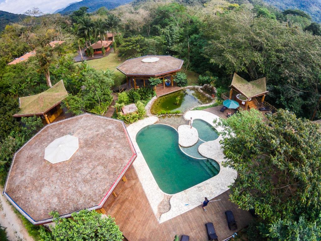 een luchtzicht op een resort met een golfbaan bij Banana Bamboo Ecolodge in Ubatuba