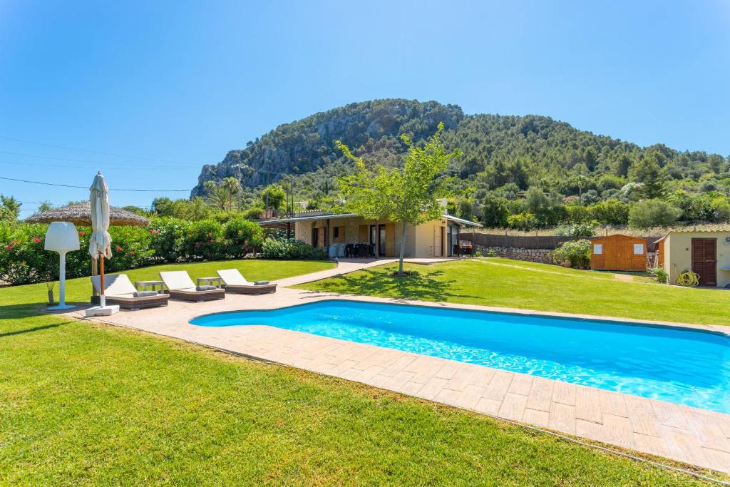 ポリェンサにあるVilla Mi Casita Puig By SunVillas Mallorcaの家のある庭のスイミングプール