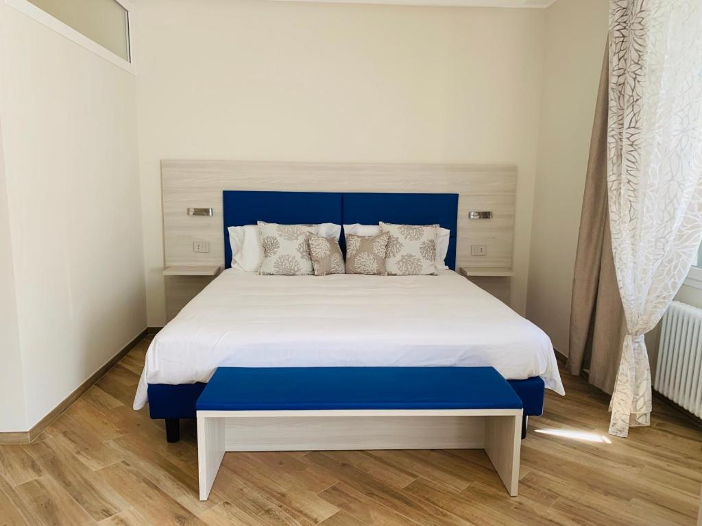 Łóżko lub łóżka w pokoju w obiekcie A Due Passi - Sanremo Apartments