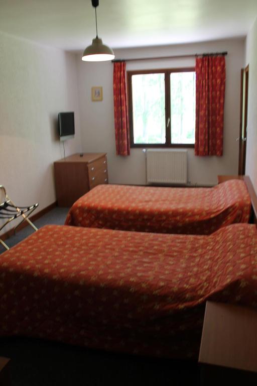 Postel nebo postele na pokoji v ubytování Hôtel La Peupleraie