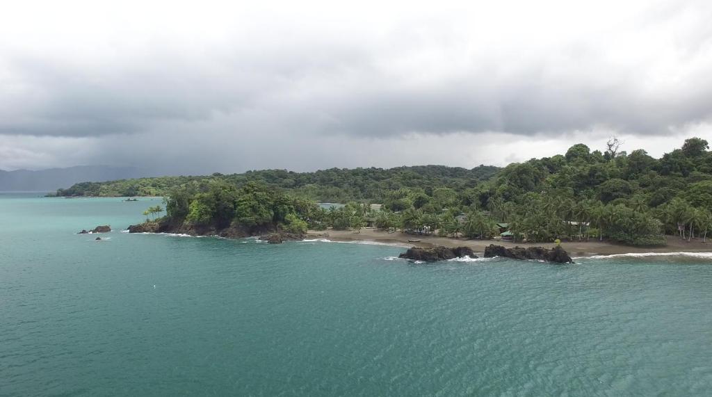 una vista aerea di un'isola nell'oceano di Ecolodge Mar y Rio a Nuquí