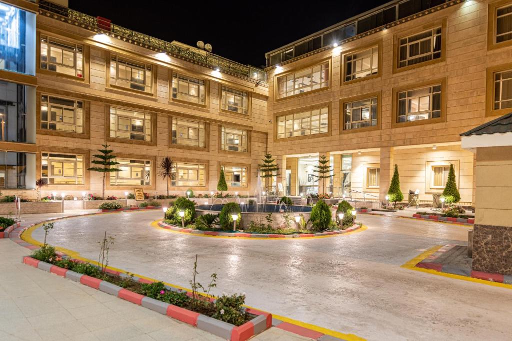 ein großes Gebäude mit einem Innenhof in der Nacht in der Unterkunft Al Jahwah hotel in Al Namas