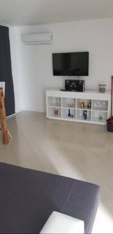 TV a/nebo společenská místnost v ubytování Apartman Stella Rovanjska