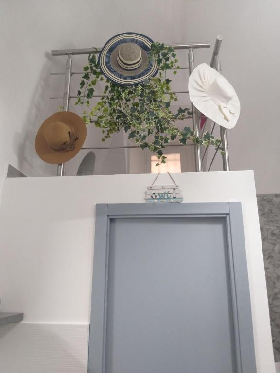 une table blanche avec une plante au-dessus dans l'établissement Casa MiA Holiday House, à Naples