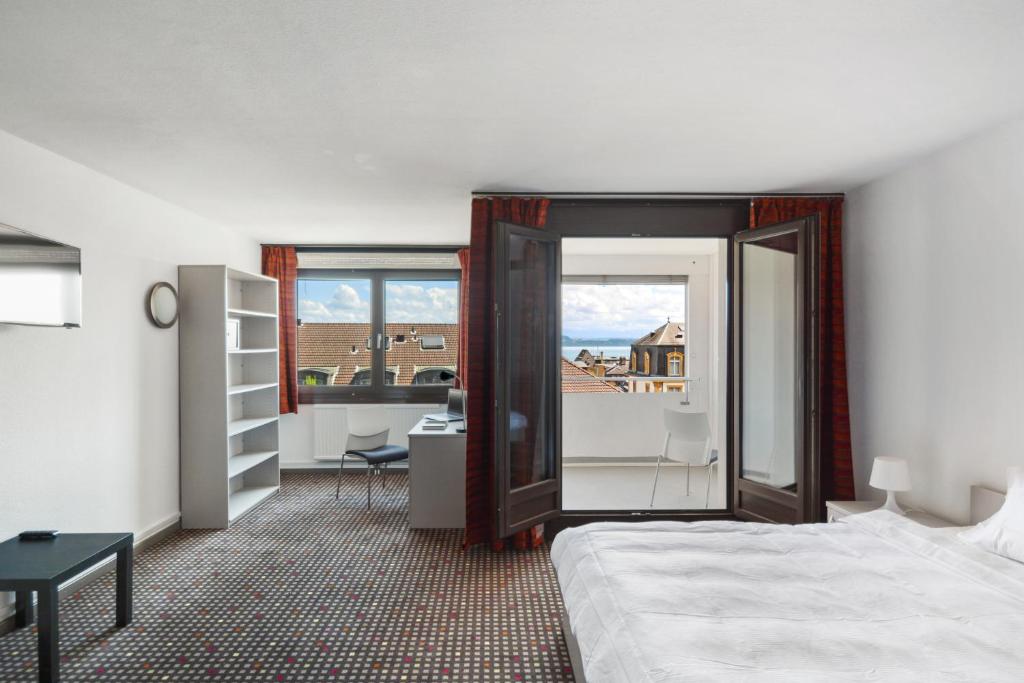 Una cama o camas en una habitación de Neuchâtel City Hôtel