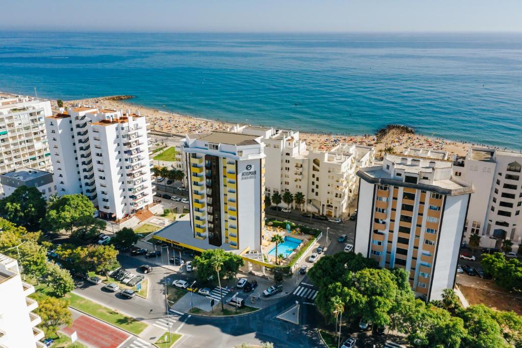 una vista aerea di una città e dell'oceano di Hotel Atismar a Quarteira