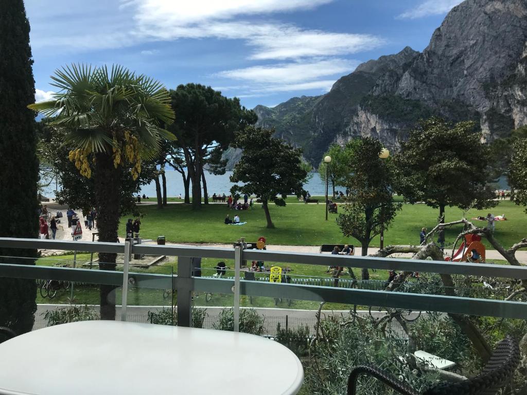Blick auf einen Park mit einem Berg im Hintergrund in der Unterkunft Appartamento Fronte Lago in Riva del Garda
