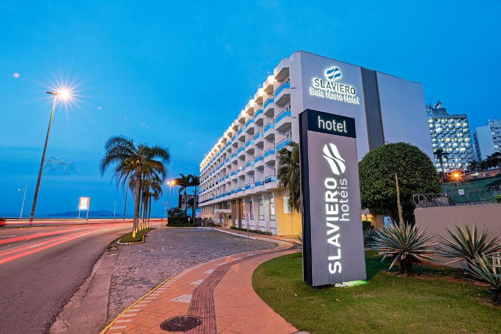 a hotel sign on the side of a road at Slaviero Baia Norte Florianópolis in Florianópolis