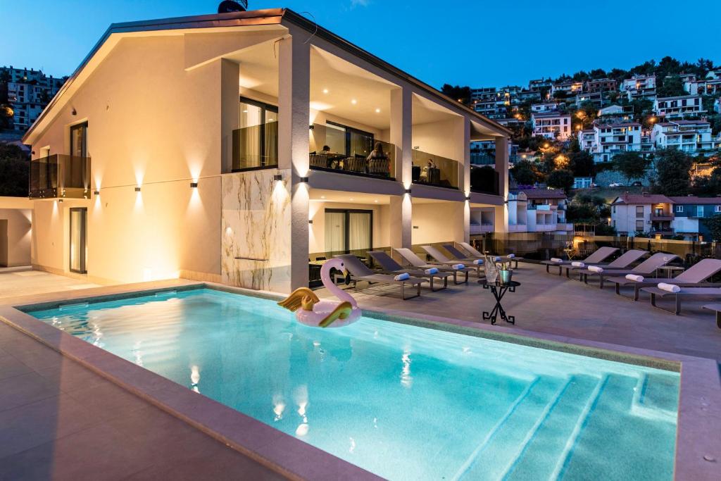 Baseinas apgyvendinimo įstaigoje Villa Nina - Apartments with pool near the sea arba netoliese