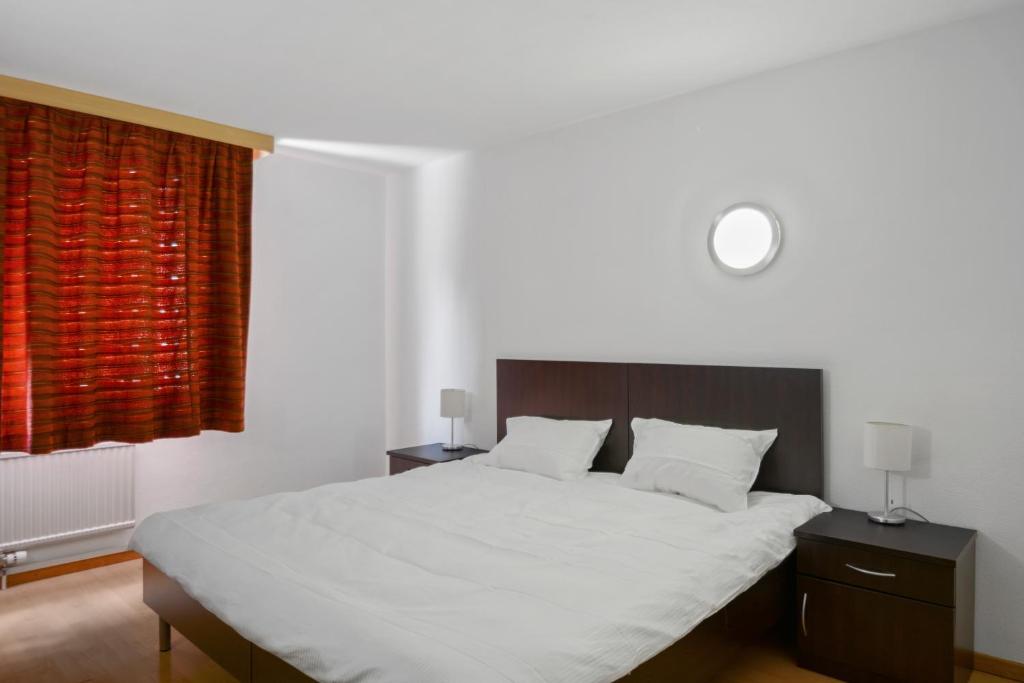 Una cama o camas en una habitación de Neuchâtel City Hôtel