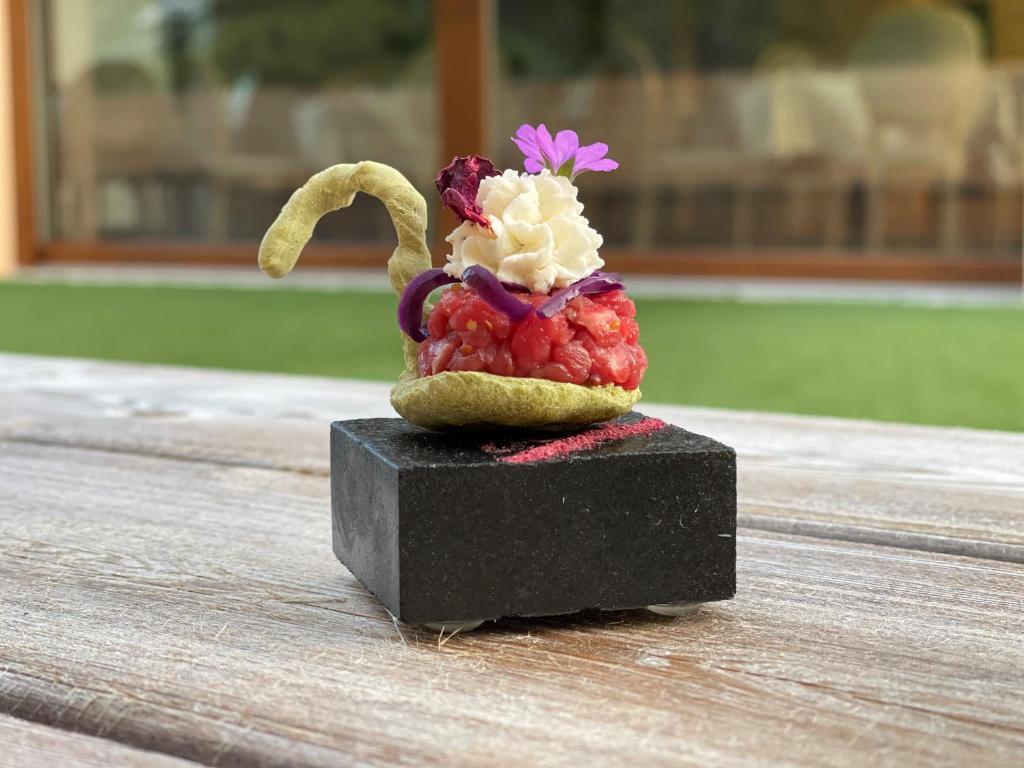 deser lodowy siedzący na skałach w obiekcie Villa Ciardi Wellness Hotel & Ristorante w mieście Roana
