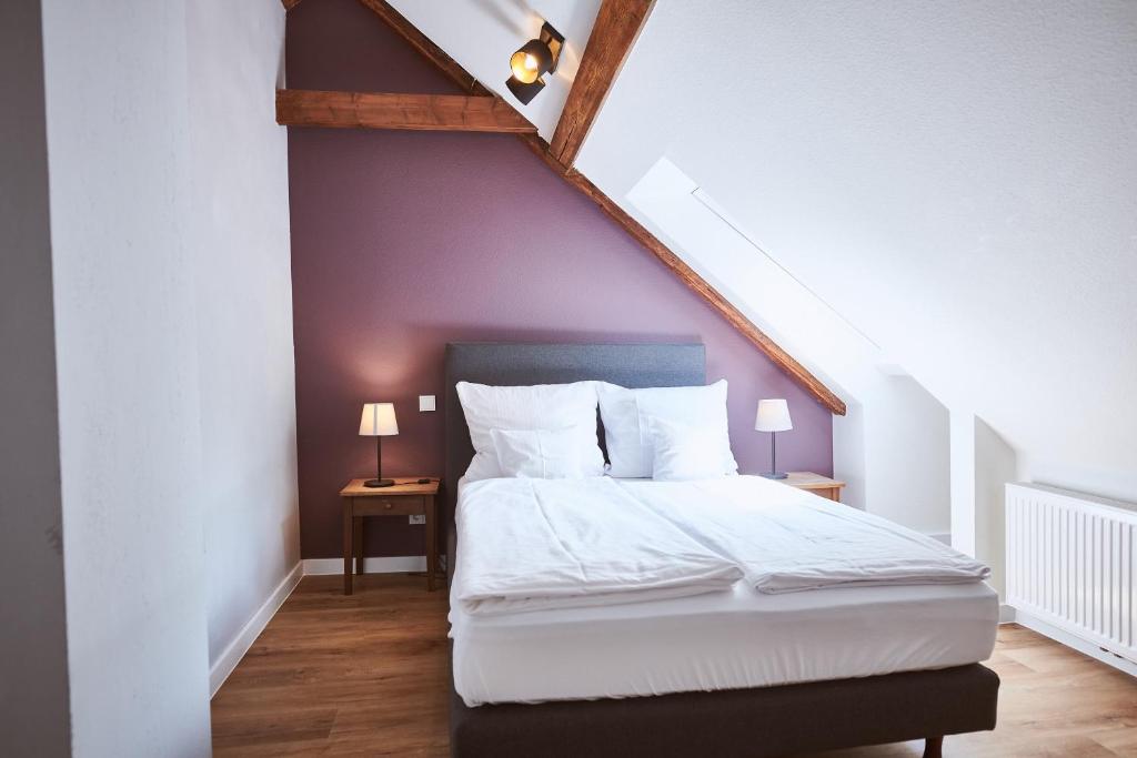 Postel nebo postele na pokoji v ubytování Gutshotel Baron Knyphausen