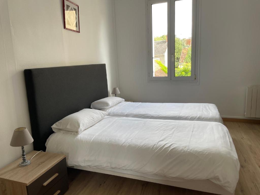 Un pat sau paturi într-o cameră la Gîtes des châteaux - gite A