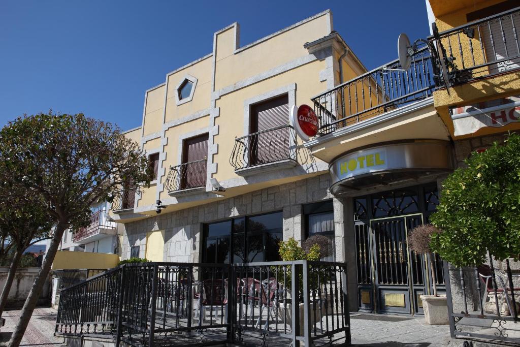 a building with a fence in front of it at Hotel El Pentágono in Muñana