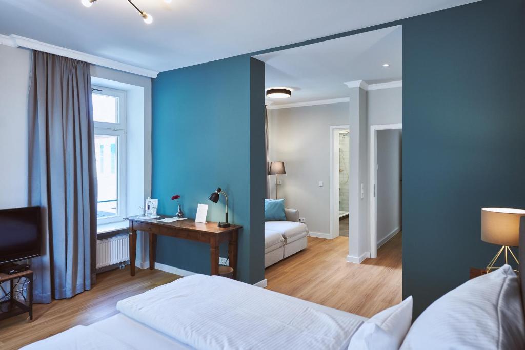 Postel nebo postele na pokoji v ubytování Gutshotel Baron Knyphausen