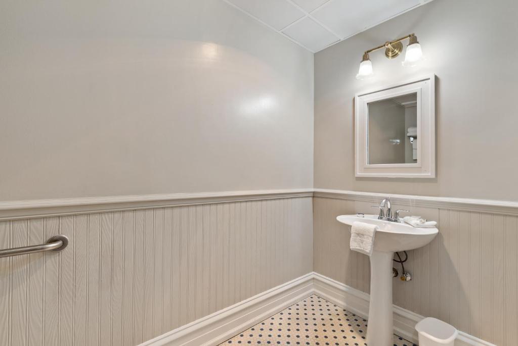 The Audubon Inn LLC - Deluxe Queen Suite