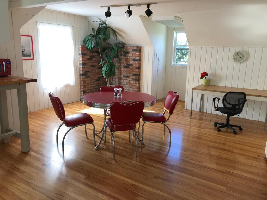 uma sala de jantar com uma mesa e cadeiras vermelhas em Secluded, Charming and Unique! Spacious Apartment EXCELLENT Central Location em San Diego