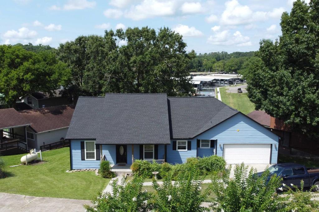 Vacation Home Lakefront Home Marina and Sports Court Access