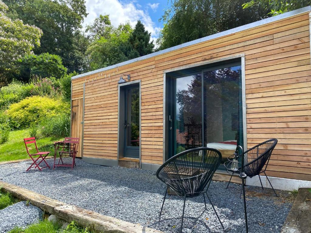 ein paar Stühle vor einer Hütte in der Unterkunft L’atelier du bonheur in Malandry