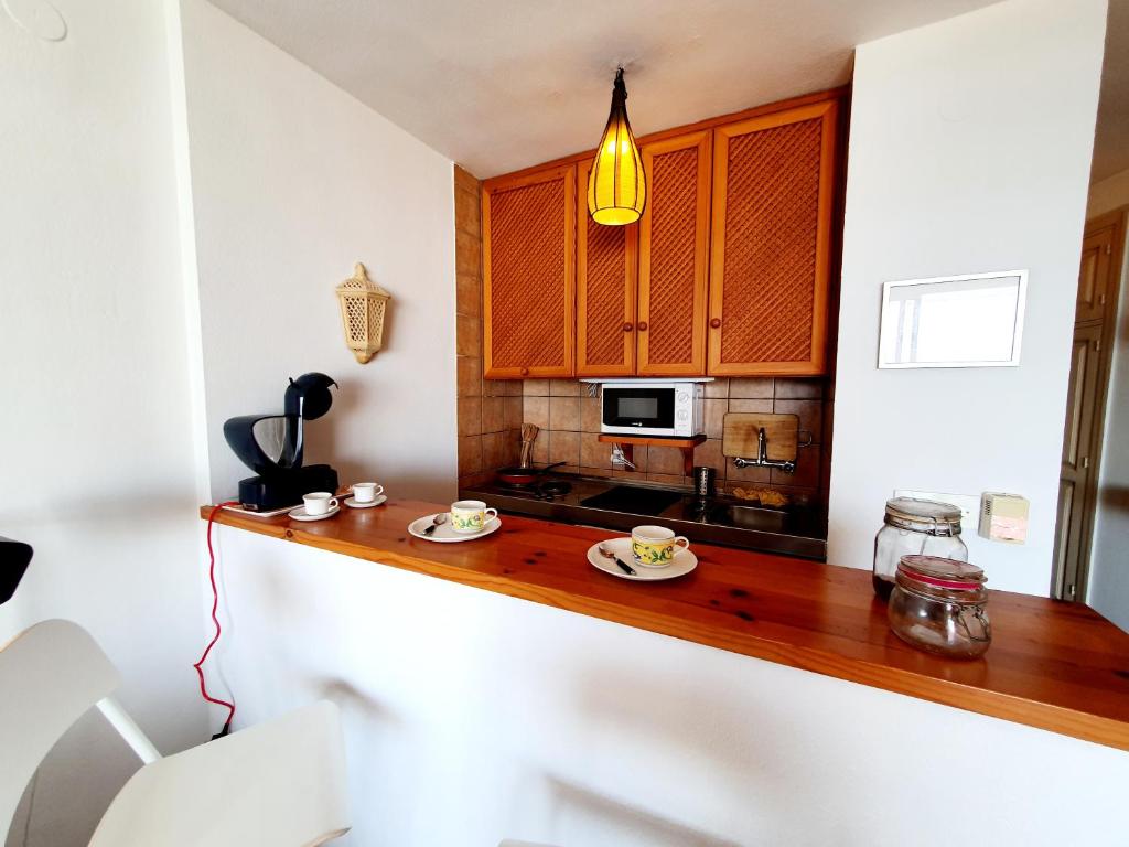 A kitchen or kitchenette at Marbellamar Seaviews