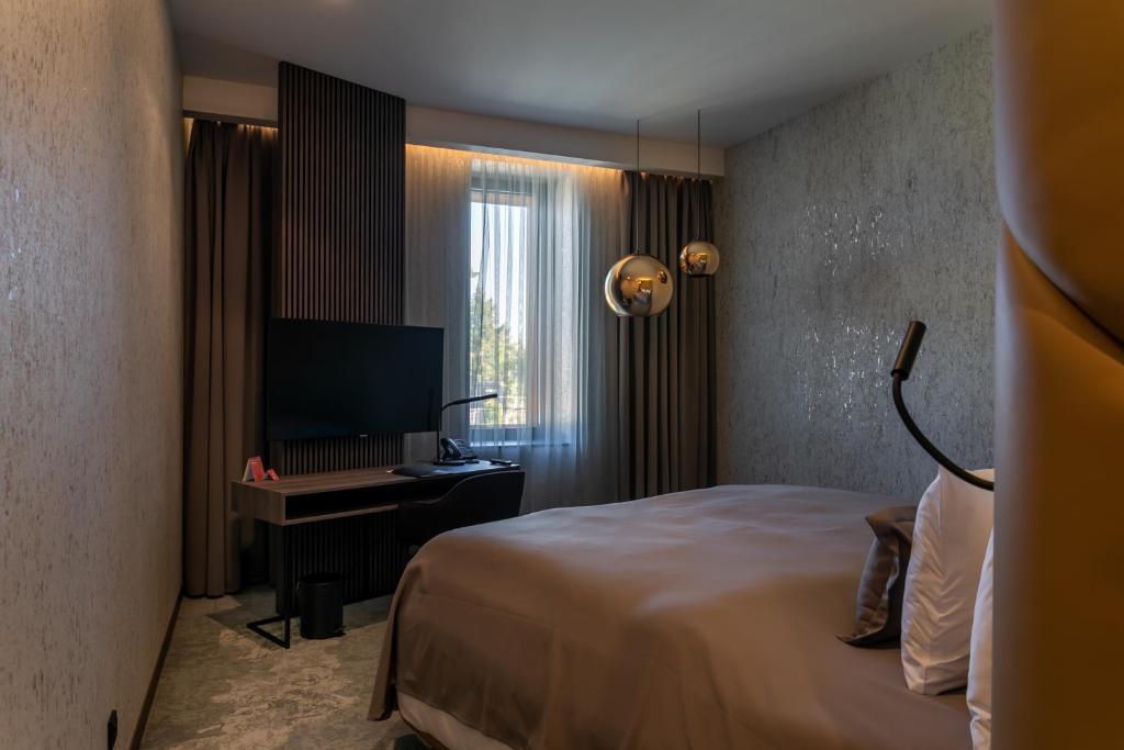 Postel nebo postele na pokoji v ubytování Theatre Hotel