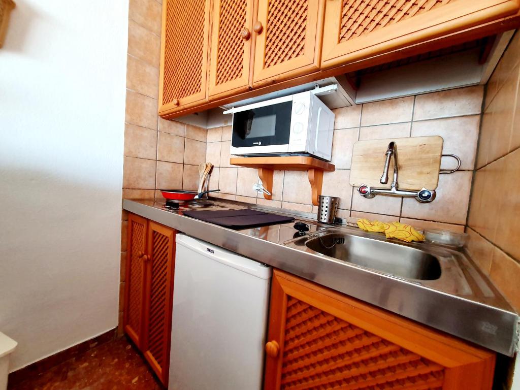 A kitchen or kitchenette at Marbellamar Seaviews