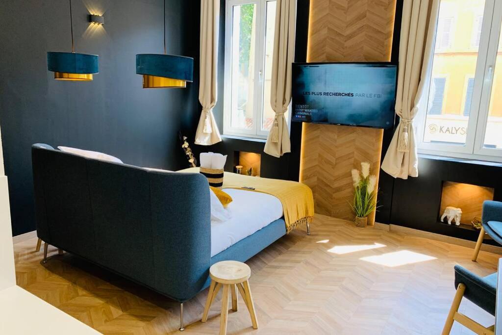 une chambre avec un lit et un canapé dans l'établissement Suite Le CEZANNE, à Aix-en-Provence