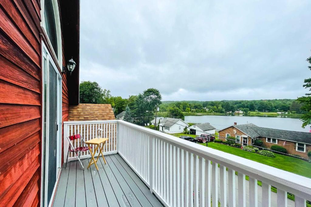 een balkon met uitzicht op een meer bij Lakeside Berkshires Home Near Hiking and Skiing! in Lanesborough