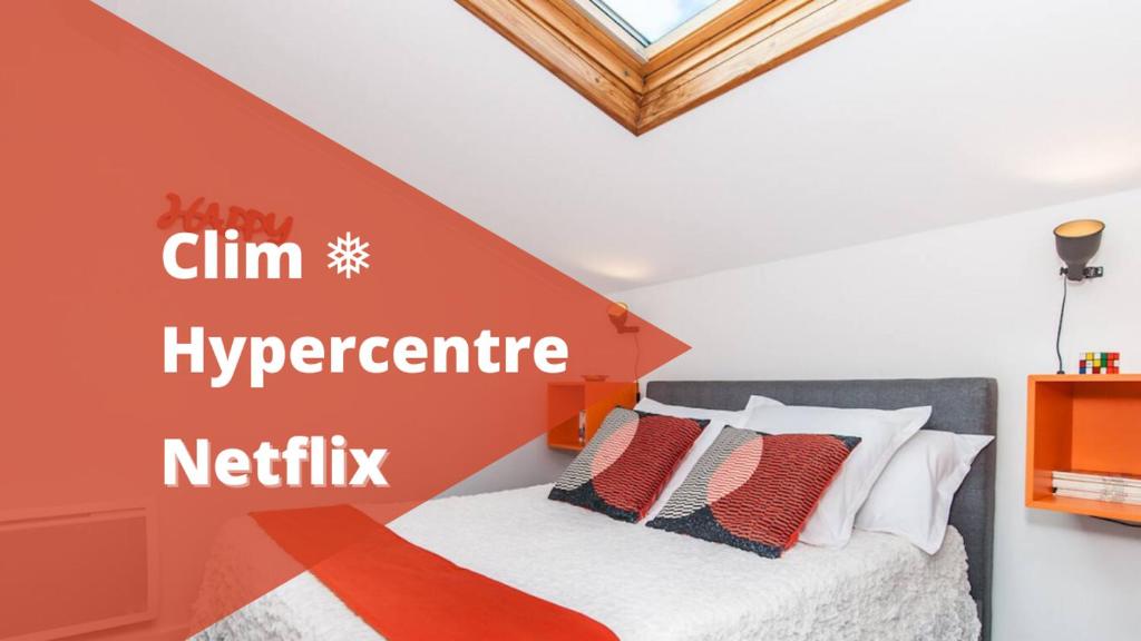 ein Schlafzimmer mit einem Bett mit einer orangefarbenen Wand in der Unterkunft Pommes d'Eve - Hypercentre - Clim - DormirAToulouse in Toulouse