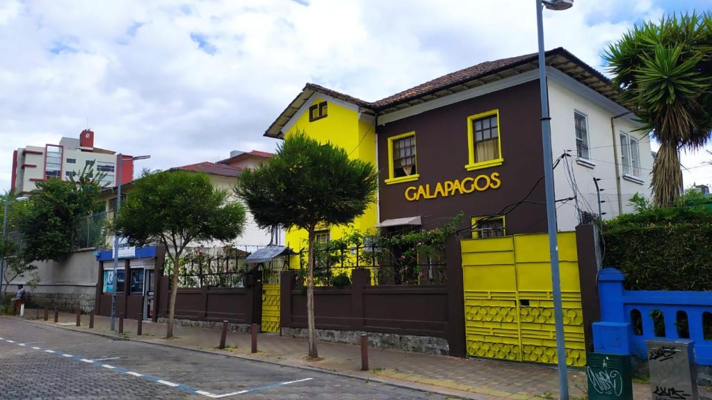 um edifício amarelo e preto no lado de uma rua em Galapagos Natural Life Hostel em Quito