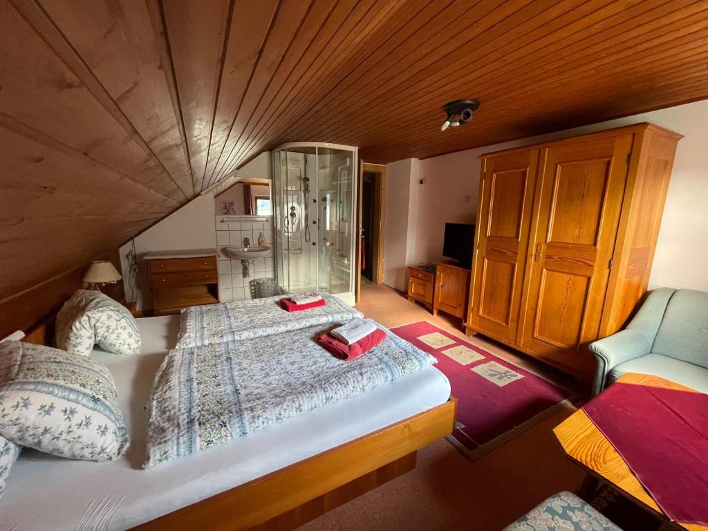 Postel nebo postele na pokoji v ubytování Haus Schwarzenbach