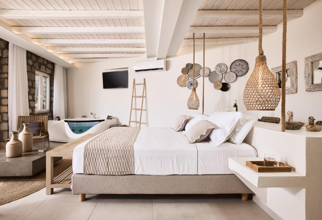 Postel nebo postele na pokoji v ubytování Nirome Luxury Suites