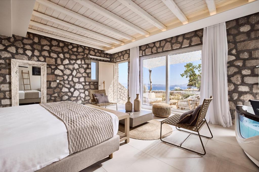 Postel nebo postele na pokoji v ubytování Nirome Luxury Suites