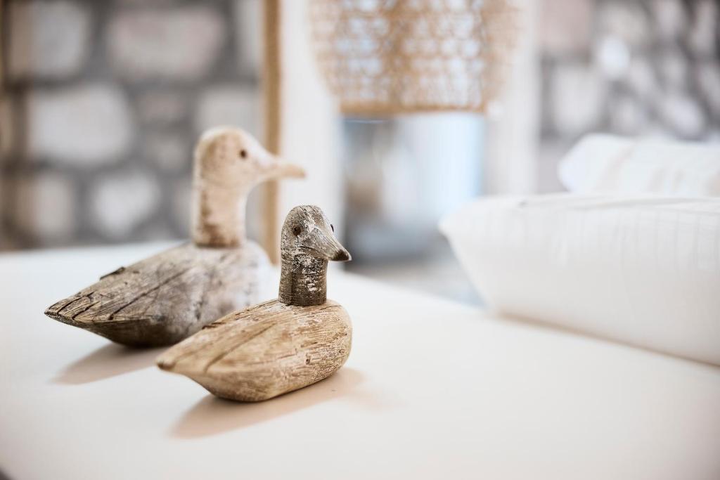 Postel nebo postele na pokoji v ubytování Nirome Luxury Suites