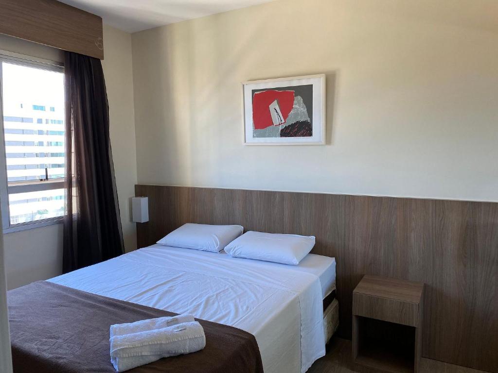 une chambre d'hôtel avec un lit et une fenêtre dans l'établissement Locking´s Barro Preto 3, à Belo Horizonte