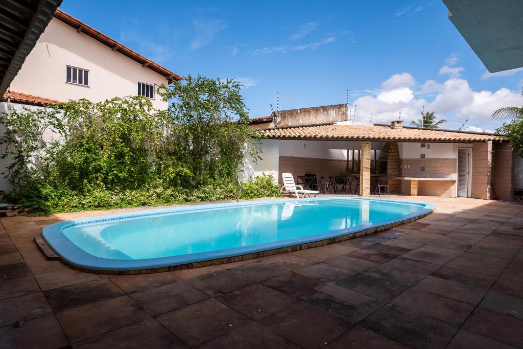 阿拉卡茹的住宿－Cajueiro's House，一座房子的院子内的游泳池