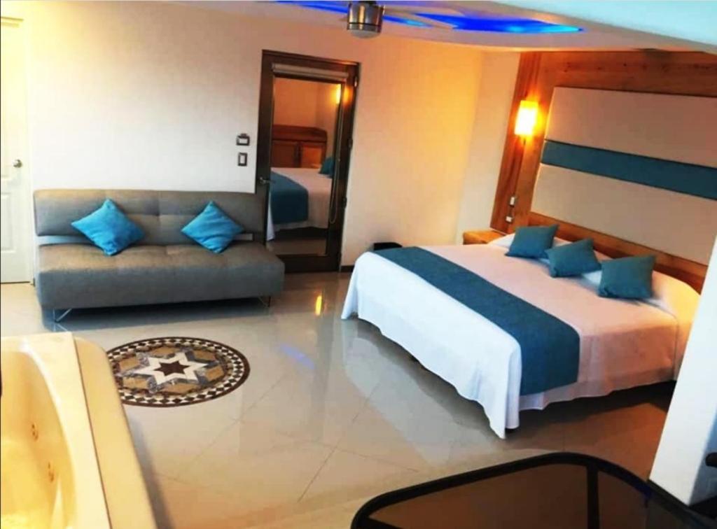 Hotel Blue Star Cancun - King Suite With Spa Bath