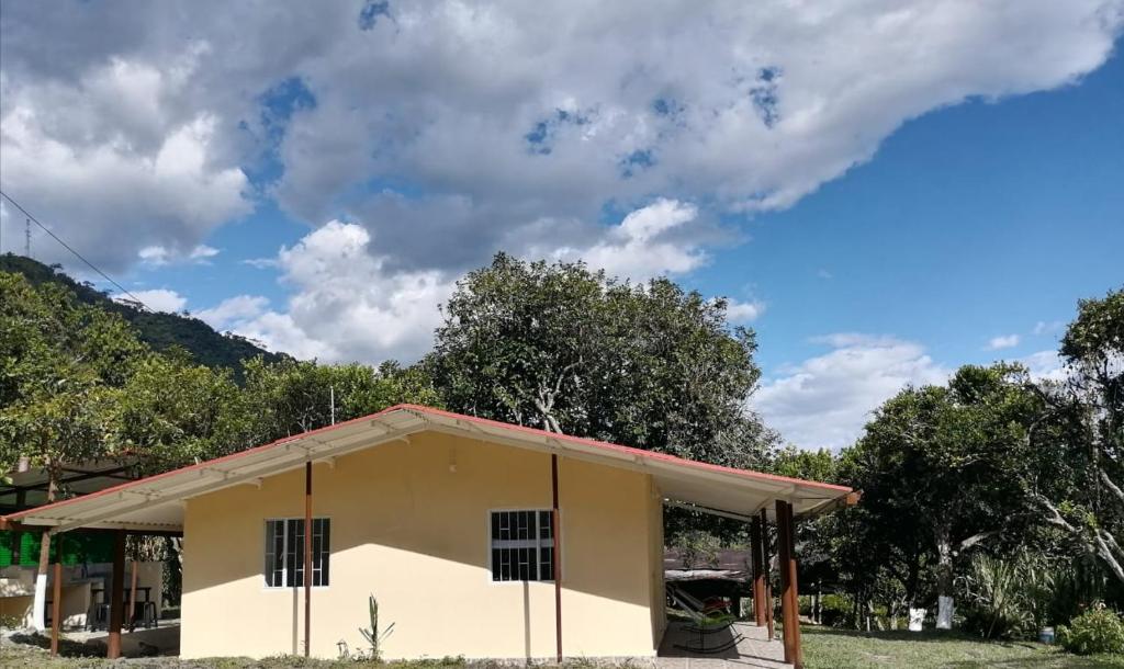 Nespecifikovaný výhled na hory nebo výhled na hory při pohledu z venkovského domu