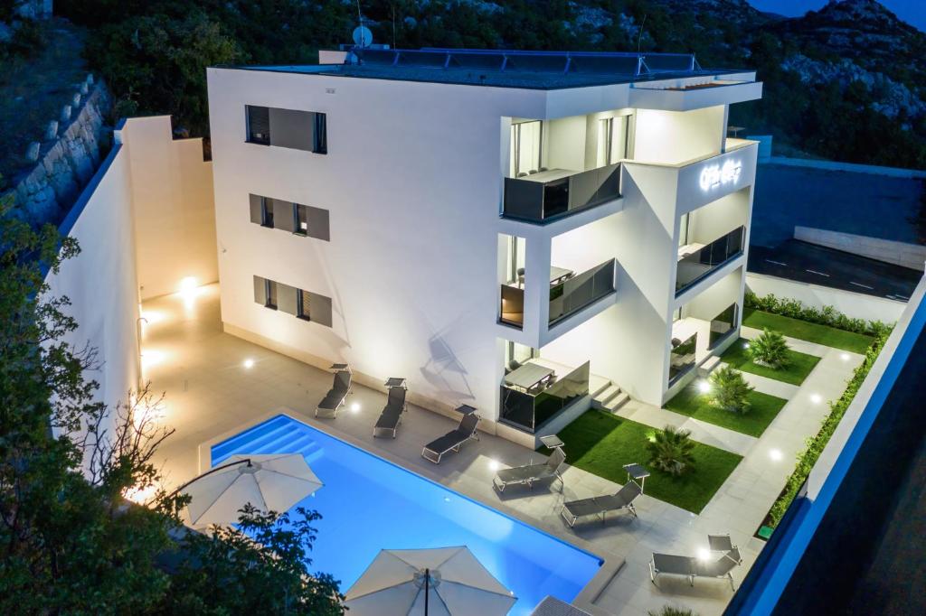 an aerial view of a building with a swimming pool at APARTMANI OLIMP1 in Sveti Juraj